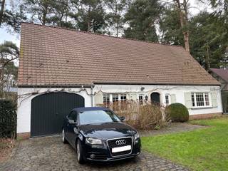 <p><span>Bezoeken kunnen niet telefonisch ingepland worden, huurprofiel is verplicht:</span></p><p><span>Klik op BEZOEK AANVRAGEN op onze website (www.immo-zone.be) en boek online uw afspraak in.</span></p><p><span>Visits cannot be scheduled by phone, a rental profile is required:</span></p><p><span>Click on REQUEST VISIT on our website (www.immo-zone.be) and book your appointment online.</span></p><p><span>Les visites ne peuvent pas être planifiées par téléphone, le profil de location est obligatoire:</span></p><p><span>Cliquez sur DEMANDER UNE VISITE sur notre site web (www.immo-zone.be) et réservez votre rendez-vous en ligne.</span></p><p><span> </span></p><p><span>Deze charmante villa gelegen op een toplocatie in Deurle omvat:</span></p><p><span>inkomhal met vestiairehoek, toilet met lavabo, gezellige living in L-vorm van 45 m² met open haard en waarbij het plafond reikt tot aan de nok (zorgt voor onbegrensd ruimtegevoel).</span></p><p><span>Ingerichte keuken in landelijke stijl met eetgelegenheid en uitgerust met ceramische kookplaat, vaatwasser, oven, dampkap en frigo. </span></p><p><span>Inpandige ruime garage met wasplaats, lavabo en douchecel. </span></p><p><span>1 slaapkamer/bureau op gelijkvloers.</span></p><p><span>1</span><span><sup>e</sup></span><span> verdiep: zeer ruime overloop met vide, ideaal in te richten als bureelruimte.</span></p><p><span>Ingerichte badkamer met ligbad, hangtoilet en dubbele lavabo met meubel. </span></p><p><span>2 slaapkamers en zolder.</span></p><p><span>Pvc ramen met super isolerend glas, cv installatie op gas.</span></p><p><span>Zongericht terras en aangelegde tuin die volledig omheind is.<br />Op 5 minuten rijden staat u in centrum Sint-Martens-Latem. <br />EPC label C 233kWh/(m² jaar).<br />Deze woning is beschikbaar vanaf 01/05. </span></p><p><span> </span></p>