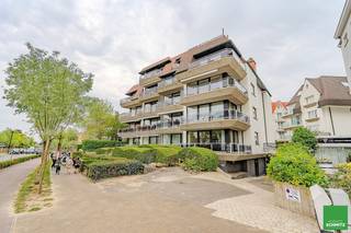 <strong>Bel appartement de coin avec 2 chambres et grandes terrasses à louer près de la plage et de la place Albert.</strong><br /><br /><u>Composition:</u><br /><br />Hall d'entrée avec vestiaire, toilettes séparées et débarras/buanderie. Grand séjour ouvrant sur la terrasse à l'avant. Cuisine ouverte équipée. Deux chambres avec un lit double et placards intégrés. Une salle de bains. Une salle de douche.<br /><br />Possibilité de louer un spacieux garage fermé de 8,5 mètres de profondeur, en-dessous de la Place Albert, pour 350 €/mois.<br /><br />Prix de loyer: 2250 €/mois<br />Frais: 150 €/mois