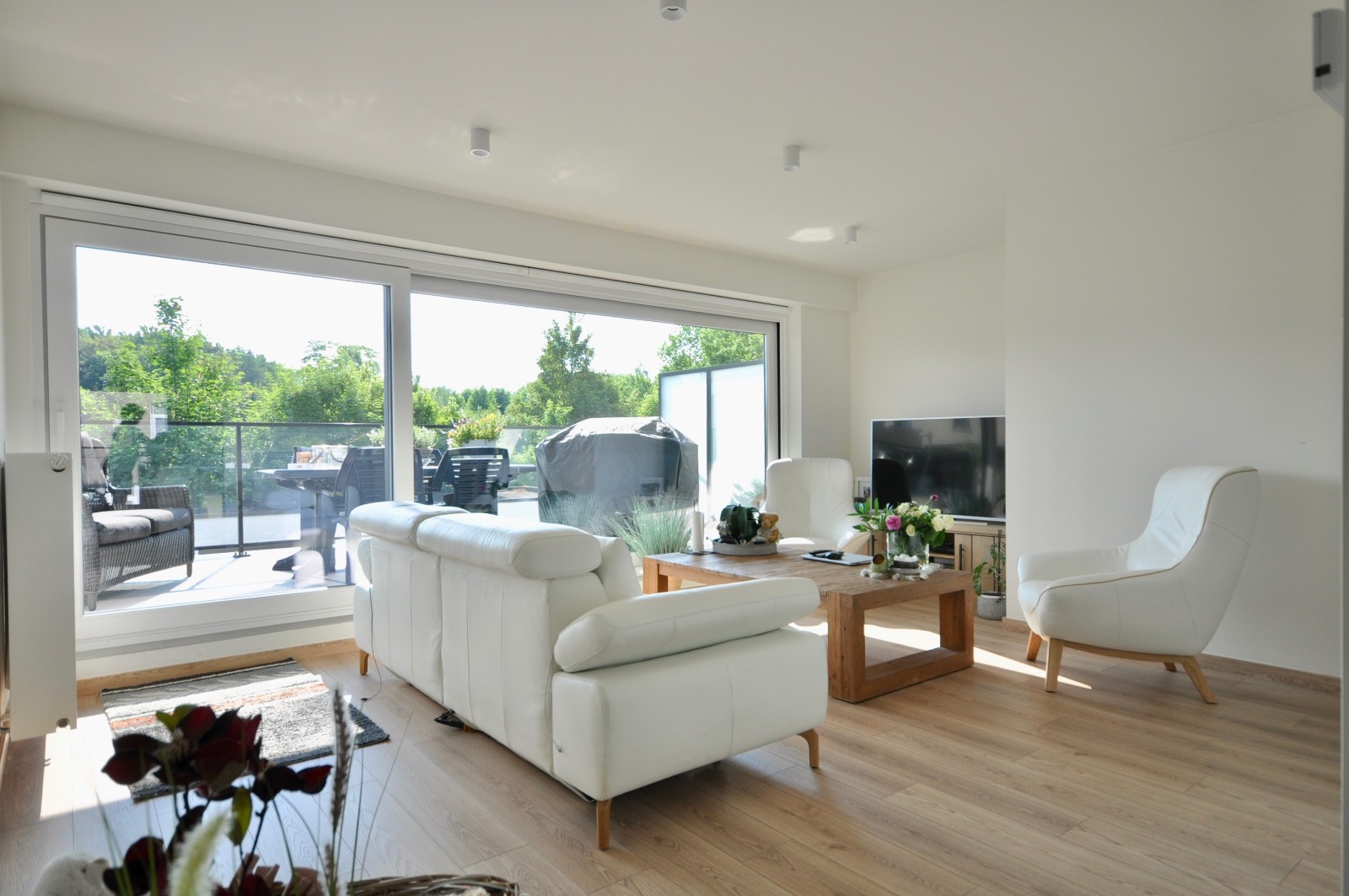 Ruim nieuwbouwappartement met 2 terrassen en parkeerplaats in het centrum van Berchem - foto 3