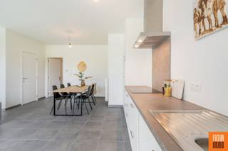 Allerlaatste 2-slpk appartement (88m²) op de bovenste verdieping (+2) met 2 grote terrassen.<br />Heel interessante aankoop met een korting van maar liefst €19.500 (excl. kosten) op de aankoop van de 2de parking = 1 parking kopen is een tweede gratis!<br /><br />Welkom in Residentie Sterrum, een modern woonproject omgeven door een grote gemeenschappelijke tuin, gelegen op een boogscheut van centrum Rumbeke, 2km van Roeselare en vlakbij het Sterrebos en AZ Delta. <br />GENIET NOG VAN HET TIJDELIJKE BTW GUNSTTARIEF (6% BTW ipv 21% BTW, onder voorwaarden)<br /><br />Comfort, licht, gezelligheid en duurzaamheid (oa. zonnepanelen, ventilatiesysteem D en alu ramen) staan voorop in dit project. <br />Dit ruim 2-slpk appartement is gelegen achteraan het project en heeft een bewoonbare netto oppervlakte van +- 88m² én een dubbel zongericht terras als mooie troef! De keuken (inbegrepen in de prijs) is hier bovendien nog vrij te kiezen door de koper.<br /><br />Er is een ondergronds garagecomplex waarvan TWEE parkeerplaatsen voorzien zijn bij dit appartement. Bovengronds is er een overdekte fietsenstalling.<br /><br />Naast het BTW gunsttarief (6% BTW i.p.v. 21% BTW onder voorwaarden), geniet je ook van een laag energieverbruik (mede door de zonnepanelen).<br />Vermelde prijzen excl. BTW en registratierechten.<br />Benieuwd naar meer? Contacteer Sarah (sarah@futurimmo.be)