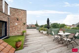 Ontdek dit uitzonderlijke dakappartement in een charmante, kleinschalige residentie. Hier geniet u van ruimtelijk wonen, veel lichtinval en...