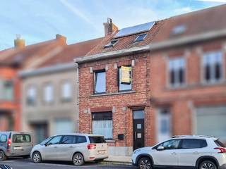 CHARMANTE GEZINSWONING met VIER SLAAPKAMERS en in de rustige dorpskern in Sint-Denijs. Op een PERCEEL VAN 415M² bevindt zich deze VERDER AF TE...