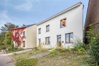 In de rustige Molenstraat in Sint-Joris-Weert vinden we deze recent gerenoveerde halfopen woning terug, volledig instapklaar en met een...