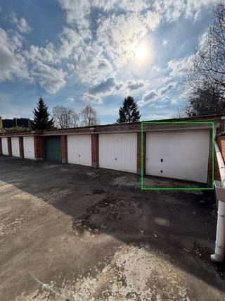 This garage box is located in a covered, closed garage complex in the Sint-Benedictusstraat.Shopping center of Mortsel within walking distance...