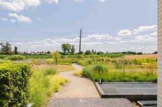 <p><span>BEVEREN-WAAS -  Vous cherchez un appartement spacieux avec grande terrasse à vendre à Beveren ? Dans ce cas, lisez ce qui suit !</span></p><p><span> </span></p><p><span>Découvrez cet appartement aux finitions récentes et qualitatives dans la </span><span>résidence ‘Nest’</span><span> (année de construction 2022), située entre les champs et à proximité du centre de Beveren-Waas.</span></p><p><span> </span></p><p><span>Les principaux atouts en bref :</span></p><ul><li><span>Appartement nouvellement construit (2022) – vente sous droits d'enregistrement ! </span></li><li><span>Espace de vie spacieux (86 m²)</span></li><li><span>Classe énergétique très basse (label A)</span></li><li><span>1 chambre avec salle de bain attenante</span></li><li><span>Terrasse spacieuse orientée au sud avec soleil l'après-midi et le soir (37m² !)</span></li><li><span>Finitions de haute qualité : parquet en céramique, cuisine de luxe, climatisation, armoires encastrées,...</span></li></ul><p><span> </span></p><p><span>Voici à quoi ressemble l'appartement :</span></p><p><span>Dans la nouvelle résidence 'Nest' se trouve ce bel appartement à haute performance énergétique. L'appartement comprend un hall d'entrée avec vestiaire et toilettes invités, un grand espace de vie avec cuisine ouverte et accès à la spacieuse terrasse de 37m² orientée au sud. Une chambre avec armoire encastrée et salle de bain attenante (douche à l'italienne et lavabo). Très grand espace de rangement dans l'appartement. </span></p><p><span> </span></p><p><span>L'appartement dispose d'un chauffage par le sol.</span></p><p><span> </span></p><p><span>Possibilité d'acheter un parking souterrain (€ 25,000).</span></p><p><span> </span></p><p><span>Grâce à son </span><span>agencement bien pensé</span><span>, ses </span><span>excellentes finitions</span><span> et ses </span><span>techniques d'efficacité énergétique</span><span>, cet appartement est un </span><span>achat sans souci</span><span> – idéal pour une occupation personnelle ou comme investissement stable.</span></p><p><span> </span></p>