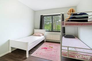 Ontdek dit appartement op de tweede verdieping van een kleinschalig gebouw in een rustige straat. <br />Via de inkom, voorzien van berging en privé toilet komen we bij de ruime en lichtrijke woonkamer (ca36.) met aansluitend een gesloten keuken voorzien van oven, inductievuur, lavabo &amp; koelkast met vriezer. <br />Aan de achterzijde van het appartement vinden we aansluitend 2 slaapkamers (ca 12&amp;16m² waarvan één toegang tot het terras ca 7m²)en badkamer met bad/douchecombinatie. Tenslotte is er een aparte bergruimte in de kelder met aparte digitale meters.<br />Achteraan het perceel mogelijkheid tot aankoop garagebox (€25 000).<br />Geheel gebouw met 6 appartementen kan ook aangekocht worden als opbrengsteigendom.