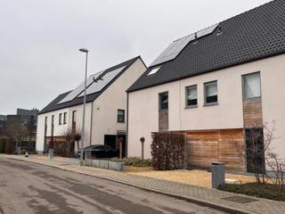 Op zoek naar een moderne gezinswoning met voldoende ruimte én een rustige ligging? Deze recente halfopen bebouwing is gelegen in een rustige straat in Herent. De ligging is praktisch: het centrum van Leuven, het station, de autosnelweg en de fietsautostrade zijn vlot bereikbaar. Ook Brussel is gemakkelijk bereikbaar.<br /><br />Op het gelijkvloers vinden we een inkomhal met apart toilet, vestiairekast en een berging met aansluiting voor de wasmachine. De leefruimte heeft een parketvloer en sluit aan op de halfopen, modern uitgeruste keuken.Op de verdiepingen zijn er vier slaapkamers, waarvan één met dressing en een eigen badkamer met douche, ligbad, dubbele lavabo en toilet. Daarnaast zijn er nog twee douchekamers, elk met een toilet, en een extra ruimte die kan ingericht worden als bureau of hobbyruimte.<br /><br />Achteraan geniet de woning van een gezellige tuin met zonneterras en tuinhuis. Langs de woning is plaats voor twee auto's achter elkaar, waarvan één onder de carport.<br />De woning beschikt verder over zonnepanelen en een waterverzachter. Ook de lichtarmaturen en gordijnen zijn reeds aanwezig.<br /><br />**Huurprijs: € 1.800/maand**
