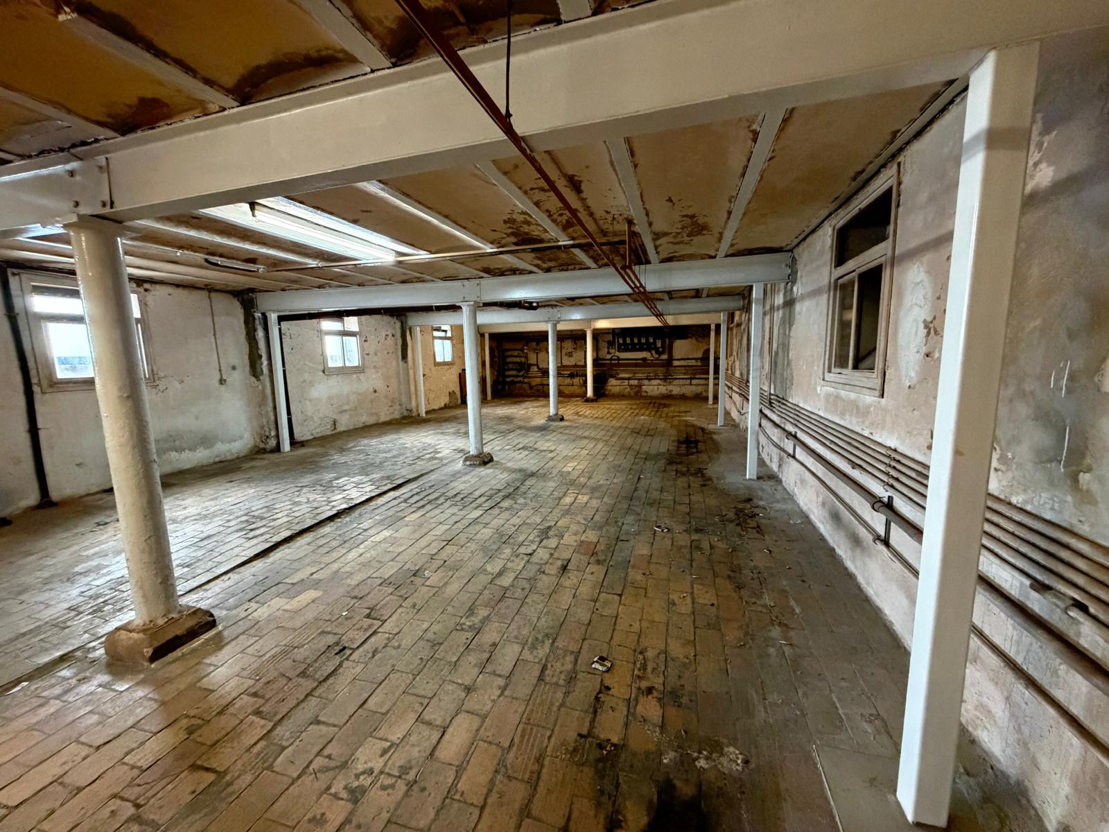 Magazijn/ 4 staanplaatsen te koop van 132m² - foto 4