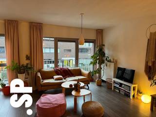 <p>Mooi afgewerkt appartement met 3 slaapkamers en groot terras in een mooie rustige buurt en vlakbij invalswegen, scholen, winkels en een park.<br /><br />Het appartement bestaat uit een leefruimte op parket met aansluitend terras van 30 m² (!), een halfopen geïnstalleerde keuken, nachthall met toegang tot de 3 slaapkamers op parket, apart toilet, een ruime badkamer met ligbad en aansluiting voor wasmachine en een berging.<br /><br />Bij het appartement hoort ook een kelderberging.<br /><br />De maandelijkse kosten bedragen € 120/maand.<br /><br />EPC: 116 kWh/m²<br /><br />Meer info? <br />Contacteer het kantoor van IMMO SP in Antwerpen via info@immosp.be of telefonisch met het nummer 03 226 20 40.</p>