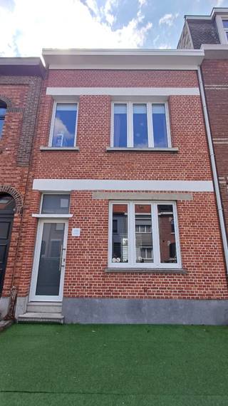 !! GEEN IMMO !! Charmant recent gerenoveerd rijhuis met 4 slaapkamers en zonnige tuin Bent u op zoek naar een instapklare woning met ruimte,...