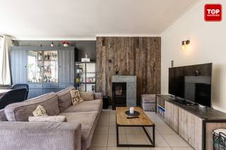 Dit mooie en gezellige appartement met 2 slaapkamers bevindt zich op de Ninovesteenweg. Strategisch zeer goed gelegen!<br /><br />Het centrum van Aalst is gemakkelijk te bereiken te voet of per fiets. Daar zijn er tal van supermarkten, scholen, drink - en eet gelegenheden terug te vinden. <br />Op amper 2 minuten rijden met de wagen ligt de op en afrit van Aalst op de E40. Zowel richting Brussel als Gent heb je dus de ideale verbinding.<br /><br />Het appartement is gelegen op de eerste verdieping. Via de inkomhal en de glazen deur komen we terecht in de gezellige lichtrijke leefruimte. Aansluitend komen we terecht in de ruime keuken. De badkamer is uitgerust met een douche en lavabo. Ook de aansluiting voor de wasmachine is er terug te vinden. De 2 ruime slaapkamers zijn voorzien van ingebouwde kasten, een echte meerwaarde. Via de master bedroom heb je toegang tot balkon / terras. Het is altijd fijn om te genieten van de zon. Tevens is het voorzien van een elektrisch zonnescherm.<br /><br />Het appartement heeft een gunstig EPC mede door de 18 zonnepanelen. Het groene stroomcertificaat is nog geldig tem 2030 en zorgt voor meer dan 1000 EUR extra voordeel per jaar!<br /><br />Extra troeven :<br />- Bij het appartement zit een volledig afgesloten garage<br />- Zowel in de woning alsook op het gelijkvloers is een bergingsruimte voorzien<br />- Recent werd geïnvesteerd in een pellet kachel<br />- De slaapkamers zijn voorzien van elektrische rolluiken<br />- De ramen van de leefruimte zijn voorzien van zonnewering<br />- Het complex is voorzien van een gemeenschappelijke tuin op het gelijkvloers<br /><br />De woning is perfect onderhouden<br /><br />Dit appartement is zeker ideaal als eerste woning. Het is voorzien van alle comfort en heeft alles in huis om er een echte thuis van te maken!<br /><br />Beschikbaar bij akte<br /><br />Contacteer Topvastgoed voor een bezoek op het nummer 0475 700 700