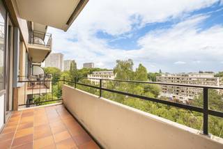 JETTE, vlakbij het openbaar vervoer en winkels, prachtig appartement van ± 85 m² op de 7e verdieping. Het is als volgt ingedeeld: inkomhal met garderobe, woonkamer ± 30 m², volledig ingerichte keuken, 2 slaapkamers (± 16 en 11 m²) en een terras, badkamer, toilet, kelder nr. C73. Garagebox „N20“ (+ 25.000 €) VERPLICHT. Direct beschikbaar. Lasten: ± 200 €/maand (gemeenschappelijke kosten, syndicus, verzekering). EPC: E. Afmetingen ter indicatie.