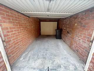 Veilige en vlot toegankelijke garagebox te koop met inrit naast Gemzenstraat 39.<br />Ideaal voor het parkeren van een wagen, moto of als extra opslagruimte. Goede bereikbaarheid en gelegen in een rustige omgeving.<br />Interesse?<br /><br />Neem gerust contact op voor meer informatie of een bezoek.