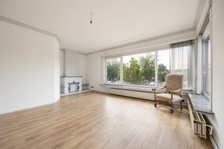 <p><span>Veel licht, veel ruimte en alles dichtbij</span></p><p><span> </span></p><p><span>De Letterkundestraat is een aangename woonstraat waar rust en bereikbaarheid mooi samenkomen. Winkels, scholen, openbaar vervoer en belangrijke invalswegen bevinden zich vlakbij, waardoor je hier comfortabel woont met alles binnen handbereik.</span></p><p><span>Op de eerste verdieping van het gebouw bevindt zich dit verzorgde hoekappartement met drie slaapkamers. Dankzij de grote raampartijen en de hoekligging geniet je hier van een zee aan licht en een aangenaam open gevoel.</span></p><p><span> </span></p><p><span>• Gelegen op de eerste verdieping<br />• Drie slaapkamers<br />• Ruime leefruimte met veel lichtinval<br />• Moderne keuken<br />• Hoekappartement met grote raampartijen<br />• Vlotte verbinding naar winkels, scholen en openbaar vervoer</span></p><p><span> </span></p><p><span>Je komt binnen in een ruime inkomhal die alle ruimtes met elkaar verbindt. Meteen valt de lichte leefruimte op. De grote ramen trekken het daglicht diep naar binnen en zorgen voor een aangenaam open gevoel. Er is voldoende plaats voor een gezellige zithoek en een eettafel.</span></p><p><span> </span></p><p><span>Via de leefruimte bereik je de moderne keuken, die praktisch werd ingericht.</span></p><p><span> </span></p><p><span>Er zijn drie volwaardige slaapkamers aanwezig, waardoor er ruimte genoeg is voor een gezin, een bureau of een logeerkamer.</span></p><p><span> </span></p><p><span>Verder beschikt het appartement over een douchekamer. </span></p><p><span> </span></p><p><span>Een verzorgd appartement voor wie op zoek is naar veel licht, een praktische indeling en een aangename woonomgeving. Gewoon een fijne plek om thuis te komen.</span></p><p><span> </span></p><p><span>Plan je bezoek via <span>www.sinjoor.be</span></span><span> of bel ons voor meer informatie op 03 283 05 00.</span></p><p><span> </span></p>