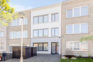Ontdek dit prachtig gerenoveerde gelijkvloers appartement van ca. 68m² gelegen aan de Distelhoek 44 te Merksem. Het is gelegen in een...