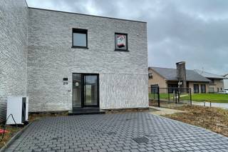 *** OPENDEUR OP 22/11/2025 VAN 10U TOT 12U ***Deze halfopen nieuwbouwwoning combineert hedendaags wooncomfort met een vooruitstrevende...