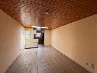 <p>In dit gebouw in Deurne zijn drie appartementen afzonderlijk te koop. Elk appartement beschikt over één slaapkamer en een privatieve kelderberging. De oppervlaktes variëren van 51 tot 67 m² en twee appartementen hebben bovendien een terras.</p><p>De appartementen hebben EPC-label D en het dak van het gebouw werd vernieuwd. Alle appartementen zijn vrij van huurders, waardoor u meteen zelf kunt bewonen, nieuwe huurders kunt selecteren of eerst werken kunt uitvoeren.</p><p>Neem contact op voor de prijzen en meer informatie over de beschikbare appartementen.</p><p>Bezoekmoment op zaterdag 17 oktober, uitsluitend op afspraak. Meer informatie of een bezoek aanvragen kan via lou@guldentopsvastgoed.be.</p>