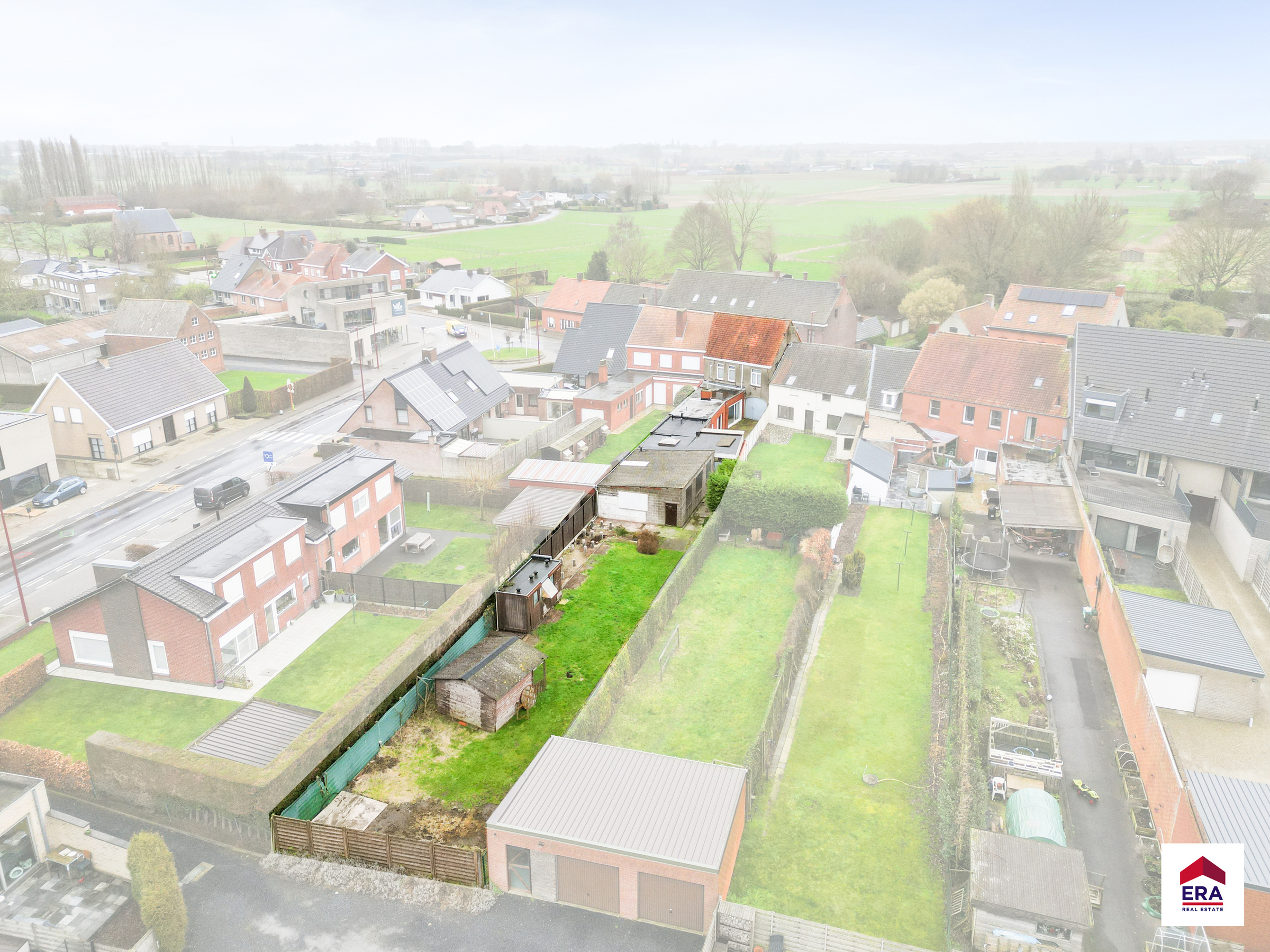 Ruime woning met bijgebouwen op 668 m² - foto 2