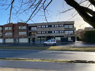 Ruim appartement van 135 m², centraal gelegen op de stadsrand. Indeling : Ruime hal met ingemaakte kasten, keuken voorzien van kookvuur, dampkap,...