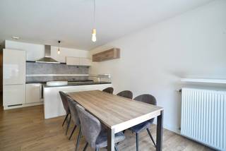 VERKOCHT - COMPROMIS IN OPMAAK!<br />Dit zeer gezellig en ruim appartement is enorm rustig gelegen in een doodlopende straat vlakbij het centrum van Zelzate en de nabije invalswegen. Het maakt deel uit van een recente kleine blok van 3 appartementen in totaal ! <br /><br />Troeven:<br />- Gelegen op het GELIJKVLOERS;<br />- 100% INSTAPKLAAR (meubelen te bespreken);<br />- ZEER rustige ligging maar toch vlotte bereikbaarheid;<br />- Aangename tuin met zonneterras; <br />- 1 privatieve staanplaats (carport) 50/50; <br />- LAGE GEMEENSCHAPPELIJKE KOSTEN;<br />- EPC LABEL B - energiezuinig; <br /><br />Indeling: Inkomhal, aparte toiletruimte, handige berging, volwaardige slaapkamer, moderne badkamer met inloopdouche, lichtrijke leefruimte met open keuken incl. toestellen en het aansluitend terras en tuin met tuinhuis. <br /><br />Ideale investering in huidige tijden of perfect voor starters ! <br />Meer info of een bezoek? Bel WIJSvastgoed op +32 9 395 80 10 !