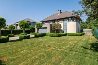 Op een uitstekende locatie in een groene en bijzonder rustige omgeving te Putte bevindt zich deze ruime vrijstaande woning met een bewoonbare oppervlakte van 261 m² op een perceel van maar liefst 1836 m². Hier geniet u van rust, privacy en ruimte, terwijl winkels, scholen en openbaar vervoer zich op korte afstand bevinden.<br /><br />Via de inkomhal betreden we de lichtrijke leefruimte. De grote raampartijen zorgen voor een aangename lichtinval en een mooi zicht op de tuin en de omliggende groene omgeving. De keuken is voorzien van de voornaamste toestellen en biedt alle comfort voor dagelijks gebruik.<br /><br />De woning beschikt over 3 volwaardige slaapkamers, een praktische berging, een ruime badkamer met ligbad, douche en dubbele lavabo, en een tweede douchekamer. Een absolute troef is de volledig afgewerkte zolderverdieping met vaste trap, ideaal als extra slaapkamer, bureau of hobbyruimte.<br />Verder beschikt de woning over een inpandige garage, kruipkelder en voldoende parkeermogelijkheden op eigen terrein.<br />Buiten geniet u van een prachtig perceel waar rust, privacy en groen centraal staan. Ook energetisch scoort deze woning uitstekend dankzij een vernieuwde aardgasketel (2023), 12 zonnepanelen en een gunstig EPC-label B.<br /><br />Neem alvast een kijkje in dit fantastische pand via deze prachtige drone-beelden en deze geweldige vastgoedfilm.<br /><br />Contacteer ons voor meer informatie op 0473/27 88 57 of bezoek Boonstra Vastgoed.<br /><br />Bijzonderheden:<br /><br />-Perceel van 1836 m²<br />-261 m² bewoonbare oppervlakte<br />-Afgewerkte zolder met vaste trap (extra slaapkamer, hobby- of bureauruimte)<br /> 