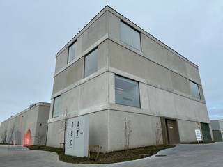 Nieuwbouw kantoor van 142 m² in combinatie met een nieuwbouw magazijn van 180 m² te koop in Zwevegem op amper 900 m van de Oudenaardsesteenweg...