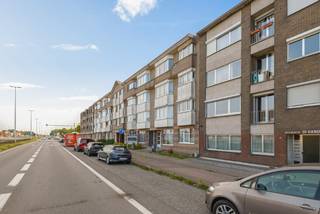 Zeer centraal gelegen appartement aan de Antwerpsestraat, nabij het kruispunt met de 's Herenbaan. Het bevindt zich op wandelafstand van alle winkels, scholen en het openbaar vervoer. De oprit van de A12 Antwerpen-Brussel ligt op slechts 2 min. rijden, ideaal voor woon-werkverkeer. Er is parkeergelegenheid in de straat. <br /><br />Het eigendom bestaat uit: GLVL: een woonkamer, een volledig ingerichte keuken, een berging/wasplaats, 3 slaapkamers, een 2e berging, een nachthall, een apart toilet en een nieuw ingerichte badkamer. Mogelijkheid tot aankoop van garage in de buurt. <br /><br />Dit appartement werd gebouwd in 1990. Het werd steeds goed onderhouden en is instapklaar! De gemeenschappelijke kosten bedragen 175€/maand. Goede EPC score (Label C ) en de keuring van de elektriciteit is volledig conform.