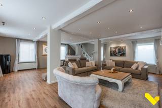 Uitzonderlijke villa met binnenzwembad en prachtig perceel!<br /><br />Deze unieke villa op 26a76ca is gelegen tegen de dorpskern van Tessenderlo, en dicht bij op- en afrit van de snelweg.<br />Deze prachtige eigendom bestaat uit 2 volledige wooneenheden met elk hun leefruimte, keuken, slaapkamers en badkamers.<br /><br />Via de inkomhal kom je in het eerste woongedeelte en merk je meteen het luxueuze karakter van de woning. Hier bevinden zich 2 kantoren, bijkeuken, 2 slaapkamers, 2 badkamers, 2 gastentoiletten, met een potentie voor 5 slaapkamers.<br />Via de keuken met zicht op de tuin kom je terecht in de unieke leefruimte, met toegang tot de bovenverdieping met een royale dressing (65 m²), een grote badkamer en de master bedroom.<br /><br />In het tweede - apart gelegen - gebouw kom je in een sfeervolle woon- / eetkamer met bar en open keuken met berging.<br /><br />Vervolgens betreed je een echte oase; vanuit de sauna-ruimte met douche en gastentoilet kom je in een rustgevende bibliotheek en vervolgens in de fitnessruimte met toegang tot het zonneterras met grote jacuzzi.<br />Terug in de sauna-ruimte vind je vervolgens het royale binnenzwembad, wederom met 2 douches en een gastentoilet.<br />Aangekomen op de bovenverdieping zijn er 2 slaapkamers en een badkamer.<br /><br />De dubbele garage met glazen deuren is een genot voor de autoliefhebber.<br />Dit gebouw biedt de mogelijkheid tot 4 slaapkamers.<br /><br />Vanuit de sfeervolle terrassen heb je telkens uitzicht over de prachtige tuin met zuidoriëntatie. <br /><br />Door de unieke locatie heb je toegang tot diverse fietsroutes in 3 verschillende provincies. De veelzijdigheid van het pand geeft de mogelijkheid om binnen het gezin grotendeels privé te wonen en toch samen te genieten.<br /><br />Deze woning heeft een gunstige EPC-score B, 48 zonnepanelen met grote 44 kW batterij en is voorbereid op de toekomst.<br /><br />Ben je benieuwd en wens je een bezoek? Contacteer ons op het nummer 013 66 62 08 of via info@immovl.be.