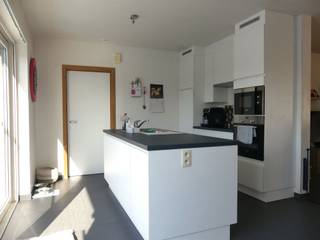 <p><span>A move-in-ready, low-energy home located along a connecting road between Houthulst and Staden.</span></p><p><span> </span></p><p><span>You enter the home through the foyer, which features a separate guest restroom, a bedroom, and a bathroom with a walk-in shower, a single sink in a vanity cabinet, a single-handle mixer faucet, and a thermostatic faucet. The home features a spacious living room with plenty of natural light, equipped with a modern kitchen offering all the conveniences, including a double sink, oven, microwave, range hood, dishwasher, ceramic cooktop, and refrigerator. There is also a laundry room with space for a washer and dryer. On the first floor, there are three bedrooms— —and a bathroom with a single sink in a vanity cabinet, a bathtub, and a toilet. The attic, accessible via a pull-out staircase, also offers additional storage space. Behind the house is a south-facing garden with a terrace and a garden shed.The driveway at the front provides parking for 2 car’s. Public transportation, the village school, and local shops are all nearby. The ideal home for a couple or family! </span></p>