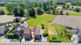 LUMMEN - Instapklare woning op 57a<br /><br />Heel centraal gelegen, op 4 km van de autostrade, vlakbij winkels, scholen,... en toch heeft deze woning achteraan een heel landelijk gevoel.<br /><br />De woning is instapklaar te noemen en heeft als grote voordeel dat er op vandaag geen renovatieverplichtingen (EPC D, 394 kWh) zijn en de elektriciteit conform is. <br /><br />Ruime leefruimte met eetplaats, recente keuken met plaats voor eethoek, berging voor was en droogkast, apart toilet en badkamer. <br />Op de eerste verdieping zijn er 2 ruime slaapkamers en op de zolderverdieping is er nog een ruime 3e kamer.<br /><br />Ruime parking vooraan voor 3 wagens. <br /><br />Aanpalend aan de woning is er nog een ruim terras, mooie tuin en weiland met schuilstallen, klaar om meteen in gebruik te nemen.<br />Dit weiland is tevens ook langs de zijkant te bereiken waardoor men niet langs de oprit van de woning hoeft te gaan. <br /><br />Bent u op zoek naar een woning waar paarden aan huis kunnen gehouden worden ? Contacteer ons vandaag nog voor een bezoek op 053/60.65.66.