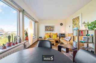 Dit instapklare hoekappartement bestaat uit: inkomhal, apart toilet, gerenoveerde badkamer, lichtrijke woonkamer met weids uitzicht, keuken,...