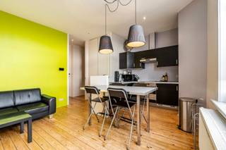 Res. Palace.<br />Gezellig appartement in de magnifieke residentie Palace. Goed gelegen net om de hoek van de Zeedijk.<br />Het appartement bestaat uit de inkom, gastentoilet, gezellige woonkamer met open keuken, 1 slaapkamer en een slaaphoek (met 3 hoogslapers), badkamer.<br />Zeer leuk appartementje dat zowel kan dienen als tweede verblijf, vaste bewoning of opbrengsteigendom.<br />Er is een gemeenschappelijke fietsenberging in de residentie waar fietshaken kunnen gehuurd worden.<br />Mocht dit leuke appartement uw interesse opwekken, aarzel dan niet om contact op te nemen!<br />Ref: A517