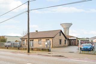 Langs de Kiezel Kleine Brogel in Peer bevindt zich deze uitzonderlijk veelzijdige handelswoonst waar wonen en ondernemen naadloos samenkomen...