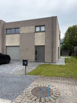 <p><span>Welkom in deze moderne woning gelegen in een doodlopende, rustige woonwijk nabij het centrum van Lochristi!</span></p><p><span>Dit fijne gezinshuis biedt alles wat u zoekt voor een aangename, comfortabele levensstijl doch op een autoluwe locatie. Het centrum met al zijn faciliteiten ligt op een boogscheut van de woning en dankzij de ruime oprit met garage is er voldoende parkeerplaats op privé-terrein. </span></p><p><span>De woning wordt betreden langs de inkomhal met plaats voor vestiaire en een gastentoilet. Verder vindt u de leefruimte met open keuken fungerend als het hart van de woning! Dankzij de grote raampartijen is er zeer veel daglicht en vanuit elke hoek zicht op de groene tuin. De keuken is uitgerust met alle nodige toestellen (incl. vaatwasser). Hiernaast bevindt zich een grote garage met extra ruimte voor berging. Boven zijn er 3 volwaardige slaapkamers aanwezig alsook een tijdloze badkamer uitgerust met een ligbad, inloopdouche, dubbel lavabomeubel en een afzonderlijk toilet.</span></p><p><span>De gezellige tuin met terras en afsluitbaar tuinhuis is volledig aangelegd en biedt de nodige privacy dankzij de volgroeide haag.</span></p><p><span>Kortom is de woning uiterst efficiënt ingedeeld en biedt dit de ideale woonplaats voor een gezin op zoek naar een moderne, functionele thuis.</span></p><p><span>Het huis wordt verwarmd op gas met radiatoren en kent een gunstig EPC B. De woonst komt vrij in augustus 2026, de maandelijkse huurprijs bedraagt 1.250 euro.</span></p><p><span>Wordt u de nieuwste inwoner van deze tijdloze woning op een toplocatie? Maak nu uw afspraak met uw contactpersoon Anais via mail naar anais@vastgoed-dc.be of via de website. </span><br /> </p>