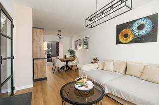 (Grondplan/ Indeling + EPC kan u downloaden op de Wellimmo-site!)<br /><br />ALGEMEEN: Gelegen in het absolute centrum van het bruisende Beveren-Waas, treffen we deze kwalitatief volledig gerenoveerde (2018) gezinswoning. De woning beschikt over 3 slaapkamers, een stadstuin en een gunstig EPC.<br /><br />INDELING: We betreden de woning via de inkomhal op originele tegel. Via de glazen deur komen we in de woonkamer die uitgeeft op de open keuken. De lichtrijke keuken is volledig geïnstalleerd met kwalitatieve toestellen en beschikt over een 5-pitgasvuur. De trendy stadstuin is O-georiënteerd en is voorzien met bergingkasten.<br />Verder beschikt het gelijkvloers over een berging en een apart toilet. <br /><br />De authentieke houten trap (met ingemaakte kasten) brengt ons naar de eerste verdieping met 2 slaapkamers, een aparte wasruimte en royale badkamer. Deze is uitgerust met een ligbad, dubbele wastafel, inloopdouche en toilet.<br /><br />De tweede verdieping bestaat uit een masterbedroom met inloopdressing én airco!<br /><br />Tevens is er de mogelijk om een garage (vlakbij) te huren.<br /><br />Troeven:<br /><br />- Ideale combinatie van authenticiteit met moderne materialen<br />- Volledig gerenoveerd<br />- Energiezuinig (EPC 145)<br />- Airco<br />- Centrale ligging<br /><br />Interesse?<br />Contacteer ons via info@wellimmo.net of bel naar 03 225 00 68