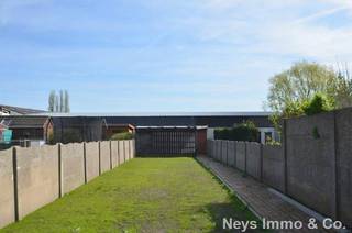 Verzorgde woning met twee slaapkamers, een leuke tuin met berging, een aagenaam leefgedeelte met open en volledig ingerichte keuken. Vooraan de...