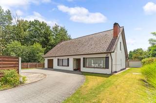 Charmante laagbouwwoning met veranda en zuidgerichte tuin<br /><br />Ontdek deze gezellige laagbouwwoning uit 1970, gelegen in een rustige en aangename residentiële buurt. De woning biedt veel potentieel en is ideaal voor wie op zoek is naar comfort met mogelijkheden tot verdere inrichting naar eigen smaak.<br /><br />Bij binnenkomst treft u een ruime woonkamer die naadloos overgaat in een prachtige veranda van maar liefst 40 m² – een heerlijke plek om het hele jaar door te genieten van het zicht op de zuidgerichte tuin. De keuken is volledig uitgerust met alle hedendaags comfort en nodigt uit tot gezellig koken.<br /><br />De woning beschikt over twee royale slaapkamers en een grote zolder die eenvoudig kan worden omgevormd tot extra kamers of hobbyruimte. Hoewel de woning deels op te frissen is, biedt ze een solide basis en talloze mogelijkheden om er uw droomwoning van te maken.<br /><br />Troeven op een rij:<br /><br />* Laagbouwwoning met veel lichtinval<br />* Woonkamer en keuken met aansluitend grote veranda<br />* Zuidgerichte tuin<br />* Twee ruime slaapkamers<br />* Grote zolder met uitbreidingsmogelijkheden<br />* Keuken met alle comfort<br />* Rustige, residentiële ligging