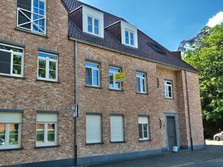 <p>Bent u op zoek naar een instapklaar en comfortabel appartement?<br />Dan is dit prachtige 2-slaapkamerappartement zeker een bezoek waard!<br /><br />Het appartement beschikt over een volledig uitgeruste keuken met een inductiekookplaat, oven, microgolfoven, vaatwasser en koelkast. <br />De ruime en lichtrijke leefruimte geeft toegang tot een mooi, ruim terras dat voorzien is van een automatische luifel, ideaal om in alle comfort van het buitenleven te genieten.<br /><br />Verder biedt het appartement een badkamer met bad-/douchecombinatie en 2 slaapkamers. <br />Er is ook een zeer ruime berging in het appartement en een extra ondergrondse berging aanwezig.<br /><br />Tot slot beschikt het appartement nog over een ondergrondse autostaanplaats<br /><br />Het appartement is onmiddellijk beschikbaar.<br /><br />Heb je interesse? Vraag uw bezoek aan via onze website https://www.immovl.be/te-huur/list en druk op de knop <strong>'IK WENS EEN BEZOEK'</strong>.</p>