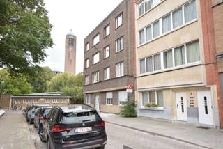 <span><strong>2 slaapkamer</strong> appartement met zicht op een pleintje, ideale woning voor alleenstaande of een koppel, rustig gelegen <strong>aan een pleintje</strong>, openbaar vervoer, op- en afritten van en naar Brussel en Gent. In een bescheiden appartementsgebouw van 1930 op de <strong>gelijkvloerse verdieping</strong>; eigen inkomhal<strong> (fiets)</strong>, een mooie ruime eetplaats op originele visgraat parket met aansluitend het woongedeelte met zicht op het pleintje. Vanuit de eetplaats heeft men links een <strong>badkamer met inloopdouche</strong> en een ruime slaapkamer met achterliggend een tweede slaapkamer/bureaugedeelte, een <strong>apart toilet</strong>. Rechts achteraan vanuit de eetplaats heeft men een aparte maar <strong>modern ingerichte keuken</strong> met zicht op het westgericht <strong>terrasje en tuin</strong>, ideaal om te aperitieven in de zomer. Tevens is er via de tuin toegang tot een <strong>berg- en wasruimte</strong>.</span>