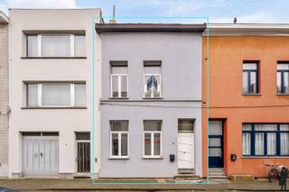 <strong>Charmante woning met 3 à 4 slaapkamers in het hart van Borgerhout</strong><br /><br />In het hart van Borgerhout, op een steenworp van winkels, scholen en openbaar vervoer, bevindt zich deze charmante en ruime woning. Dankzij de gunstige ligging vormt dit pand niet alleen een fijne gezinswoning, maar ook een interessante investering voor wie op zoek is naar een opbrengsteigendom met potentieel.<br /><br />Op het gelijkvloers kom je binnen in een gezellige leefruimte met open keuken, waar voldoende plaats is voor zowel een eet- als zithoek. De ruimte geniet van aangename lichtinval en sluit naadloos aan op een praktische wasplaats met aansluitingen voor wasmachine en droogkast. Verder vind je er ook een aparte technische ruimte en een gastentoilet. Op de eerste verdieping bevindt zich een ruime slaapkamer met dubbele beglazing in PVC, een comfortabele badkamer met ligbad en een apart nachttoilet. De tweede verdieping telt drie slaapkamers. Deze kamers kunnen dienen als kinderkamers, bureauruimte of hobbyruimte. Met enkele aanpassingen kan hier bovendien een ruime hoofdslaapkamer worden gecreëerd aangevuld met een extra kamer onder het dak.<br /><br />Met haar centrale ligging, praktische indeling en vele mogelijkheden biedt deze woning een mooie balans tussen wonen en investeren. Of je nu op zoek bent naar een gezellige gezinswoning of naar een interessant opbrengsteigendom, deze eigendom in Borgerhout is zeker het ontdekken waard.