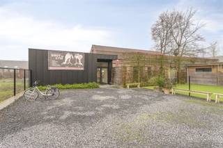 Ontdek een uitzonderlijke ondernemingskans mét woonst!Dit royale en multifunctionele vastgoed biedt alles wat een ambitieuze ondernemer nodig heeft...