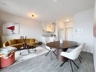 Recent <strong>één slaapkamer appartement</strong> (ca. 57m2) met <strong>terras </strong>(ca. 8m2) en vrij uitzicht op de jachthaven. Het moderne gebouw is opgetrokken rond een prachtige gemeenschappelijke binnentuin. Aan de straatzijde heb je een schitterend uitzicht op het Kempisch dok met op de kop het nieuw ZNA ziekenhuis.<br />Naar de Delhaize ga je gewoon te voet en via het vernieuwde Schengenplein. <br /><br /><strong>Indeling: </strong><br />Inkomhal met aparte wc; berging, woonkamer op open keuken op parkettegel; terras; aparte slaapkamer met inbouwkast; badkamer.<br />De aanwezige verlichting hoort bij het appartement.<br /><br /><strong>Bijzonderheden:</strong>
<ul>
<li>Ondergrondse <strong>autostaanplaats verplicht mee te huren</strong> aan € 100,-/mnd<strong>.</strong> </li>
<li>Private kelderberging en gemeenschappelijke fietsenberging.</li>
<li>Provisie alg kosten: € 150,-/mnd, inclusief provisie verwarming. Elektriciteit en verwarming privé te betalen.</li>
<li>Beschikbaar op 1 januari 2026 (of vroeger in onderling overleg met de huidige huurder).</li>
</ul>