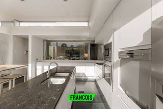 Deze unieke woning, ontworpen door het gerenommeerde bureau Govaert & Vanhoutte, combineert wonen, werken en genieten op een uitzonderlijke...