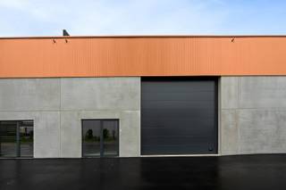 KMO-park Zilleghem bestaat uit 18 KMO-units en 2 kantoren, waarvan op heden nog maar enkele units te koop zijn! <br />Gelegen op het bedrijventerrein 'De Schatting', nabij de Torhoutsesteenweg met een goede verbinding naar de op- en afrit Ruddervoorde (E403). <br />Rondom het gebouw is een private weg aangelegd met privatieve parkeerplaatsen.<br />De KMO-units zijn geschikt voor zowel opslag als productie. Mogelijkheid om zonnepanelen te voorzien op het dak.<br /><br />Afwerking casco KMO-units :<br />- brandklasse C<br />- vrije hoogte van +/- 6,5 m<br />- staalconstructie in combinatie met een betonplint en geïsoleerde sandwichpanelen<br />- automatische sectionale poort (4,50 m B x 4,20 m H) met aparte toegangsdeur met glaspartij<br />- lichtstraat en polybetonvloer<br />- regenwater en septische put<br /><br />KMO-unit 1 op de hoek van het bedrijfsverzamelgebouw bestaat uit een gelijkvloerse verdieping (164 m²) en een lichtrijk kantoor op de eerste verdieping (164 m²).<br /><br />Voorziene oplevering Q4 2025.<br /><br />Voor meer info en inzage in de verkoopplannen of een bezoek ter plaatse : info@futurimmo.be - 0470 50 50 50.