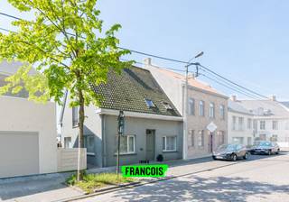 Op een centrale locatie in Leke bevindt zich deze verzorgde woning met drie slaapkamers. Dankzij de uitstekende ligging bevinden de omliggende gemeenten zoals Diksmuide en Koekelare zich op minder dan 10 minuten rijden. De oprit van de E40 bereikt u al na 6 minuten, en het centrum van Leke met diverse lokale handelaars ligt op fietsafstand.<br /><br />Bij binnenkomst treft u een inkomhal met toegang tot de lichtrijke leefruimte met eetplaats. Aansluitend bevindt zich de keuken, volledig uitgerust met alle comfort. Verder is er nog een extra ruimte die kan dienen als bureau of bijkomende eetplaats. Op de gelijkvloerse verdieping bevindt zich tevens de badkamer, voorzien van een inloopdouche, ligbad, dubbele wastafel en toilet.<br /><br />Op de eerste verdieping vindt u drie ruime slaapkamers en toegang tot de zolder, waar nog extra kamers kunnen worden ingericht.<br /><br />Buiten beschikt de woning over een praktisch bijgebouw met wasruimte, dat u geheel naar eigen smaak kunt inrichten.<br /><br />Bouwtechnisch verkeert de woning in uitstekende staat: ze beschikt over een EPC-label C, conforme elektriciteit en een asbestveilig attest. Ideaal dus voor wie op zoek is naar een instapklare woning zonder renovatiewerken.<br /><br />Bent u op zoek naar een instapklare woning in een rustige, centrale omgeving? Contacteer ons dan snel voor een bezoek!<br /><br />