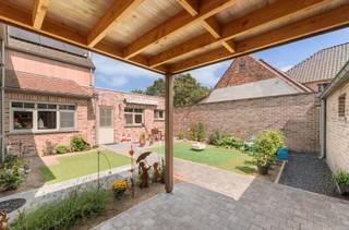 Op deze centrale ligging nabij het centrum van Maldegem vinden we deze gezellige gezinswoning terug. De woning werd in de afgelopen jaren zeer grondig gerenoveerd. <br />In de nabije omgeving geniet u van winkels, scholen, openbaar vervoer, ... op fietsafstand alsook een vlotte verbinding richting binnenland of de kust. <br /><br />De woning is ingedeeld als volgt: <br />Gelijkvloers: je komt binnen in de inkomhal die eveneens voorzien is van gastentoilet. Vervolgens komen we in de 1e keuken, deze is voorzien van een gasfornuis, dampkap, koelkast, spoelzone, arduin werkblad en berging. Aansluitend is er de gezellige zithoek, voorzien van houtkachel. Als we door gaan komen we in de 2e keuken, deze is voorzien van heel wat kastruimte, spoelzone en alle verdere aansluitingen zijn voorzien. Tot slot is er de gelijkvloerse badkamer met ruime inloopdouche en toilet, die eveneens dienst doet als wasplaats. <br />Verder is er een gelijkvloerse kamer die dienst kan doen als bureauruimte of slaapkamer waardoor volledig gelijkvloers wonen mogelijk wordt. <br /><br />Op de eerste verdieping hebben we 3 slaapkamers waarvan 1 open is tot in de nok. Verder is er nog een 2e badkamer, deze is voorzien van ligbad, toilet en lavabo. <br /><br />Buitenaanleg: onderhoudsvriendelijke tuin waar het zeer snel genieten is van het zonnetje, er is een nieuw terras alsook nieuwe paden voorzien. Verder kan er nog zelf gekozen worden om het gras in te zaaien of om met kunstgras te werken. Tot slot is er nog de carport en de afgesloten garage. De garage biedt aansluitend nog een tuinhuis/werkplaats. <br /><br />Interessant om te weten: <br />- Zonnepanelen <br />- Thuisbatterij <br />- Vernieuwde centrale verwarming (leidingen incl.) <br />- Isolerende beglazing<br />- Regenwaterput <br />- Volledig nieuwe vloeren - blauwsteen alsook keramische tegels<br />- Nieuwe sanitaire leidingen, verwarming en elektriciteit <br />- Nieuwe radiatoren <br />- Nieuwe keukens en badkamer <br /><br />Met andere woorden, deze woning is klaar voor de toekomst.<br /><br />Contacteer Bonne Vastgoed 7 op 7 voor meer info of bezoek via 050/73.73.73 of info@bonnevastgoed.be