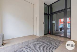 AALST - Karaktervol pand met kantoor/praktijkruimte en vernieuwd triplexappartement<br /><br />Wonen en werken combineren op een topligging in het centrum van Aalst? Dit kwalitatieve en energiezuinige pand, gelegen aan de Gentsestraat, biedt een unieke combinatie van een volwaardige kantoor- of praktijkruimte op het gelijkvloers en een ruim, vernieuwd triplexappartement op de verdiepingen.<br /><br />Op het gelijkvloers bevindt zich een volledig onafhankelijke kantoor- of praktijkruimte van ongeveer 55 m². De inrichting is praktisch en eigentijds, met onder meer vloerverwarming via warmtepomp en een kitchenette. Achteraan is er bovendien een aangename koer of terras. Een kelderruimte biedt extra mogelijkheden als archief- of bergruimte. Verder beschikt de kantoorruimte over twee afzonderlijke toiletten met daartussen een lavabo.<br /><br />De bovenliggende verdiepingen vormen samen een ruim en vernieuwd triplexappartement. Op de eerste verdieping komt u terecht in een aangename en lichtrijke leefruimte, waar de ingerichte keuken centraal werd geplaatst. Vooraan bevindt zich een ruime eetkamer, terwijl de woonkamer zich achteraan bevindt en dankzij de grote glaspartij volop geniet van natuurlijk licht en rechtstreeks toegang geeft tot het eerste terras. Aansluitend aan de keuken is er nog een praktische berging/wasplaats.<br />Op de tweede verdieping bevinden zich twee volwaardige slaapkamers. Eén van beide kamers beschikt opnieuw over een aangenaam zonneterras. De badkamer bevindt zich centraal tussen de slaapkamers en is uitgerust met zowel een bad als een douche.<br />De bovenste verdieping biedt nog een derde slaapkamer. Deze ruimte kan ook perfect worden ingericht als hobbykamer, bureau of polyvalente ruimte, afhankelijk van de noden.<br /><br />Ook op technisch vlak heeft deze woning heel wat troeven. De eigendom is goed geïsoleerd en beschikt over HR-beglazing en aluminium ramen. De verwarming gebeurt via een warmtepomp in combinatie met zonneboilers en vloerverwarming. Daarnaast is de elektrische installatie conform en zijn er afzonderlijke tellers aanwezig.<br /><br />De combinatie van een zelfstandige kantoor- of praktijkruimte met een ruime woning maakt deze eigendom bijzonder geschikt voor zelfstandigen, vrije beroepen of ondernemers die wonen en werken graag op één centrale locatie willen combineren. Tegelijk biedt de indeling interessante mogelijkheden voor wie op zoek is naar een investering met verhuurpotentieel.<br /><br />Voor meer informatie of een bezoek kunt u contact opnemen via 053/60.65.60.
