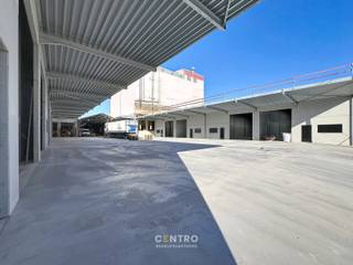 <u><strong>Benaderende bruto-AFMETINGEN: </strong></u><br />Magazijn: 223m² <br />2 private parkeerplaatsen<br /><br /><u><strong>AFWERKING:</strong></u><br />- Stalen constructie <br />- Gevelwanden in betonpanelen<br />- Gepolierde en gewapende betonvloer<br />- Luifel aan de voorkant !<br />- Geïsoleerd dak, bestaande uit steeldeck met grote centrale lichtstraat<br />- Geïsoleerde, elektrische sectionaalpoort (h: 4,5m; b: 4m)<br />- Afzonderlijke aluminium inkomdeur met raam, voorzien van aluminium schrijnwerk en hogerendementsbeglazing<br />- Twee stopcontacten + 1 drijfkracht<br />- Buitenverlichting<br />- Vrije hoogte 7m<br /><br /><u><strong>NUTSVOORZIENINGEN:</strong></u><br />Elektriciteit (63A) - stadswater (tussenteller) - regenwater.<br />Iedere unit heeft een afzonderlijke tussenteller (de eigenaar plaatst zonnepanelen en een batterij). <br />Er is een gescheiden rioleringsstelsel voorzien voor afvoer regenwater en afvalwater. Per unit is een afvoer voorzien voor sanitaire module.<br />Per 2 units is er een RW-put van 15.000 liter voorzien. Deze regenput is voorzien van een aanzuigleiding socarex (1 per unit), excl. pomp. <br /><br /><u><strong>OMGEVINGSWERKEN en TOEGANGSWEGEN</strong></u>:<br />Verharding in beton met een ruime doorrit van 12m breedte.  <br />Weegbrug aanwezig 3 x 18m.<br /><br /><u><strong>BESTEMMINGSMOGELIJKHEDEN:</strong></u><br />Zone voor milieubelastende industrieën.<br />Opslag, productie, bewerking en verwerking van goederen.<br /><br /><u><strong>LIGGING:</strong></u><br />De KMO-loodsen aan Kaaistraat 5 in Kerkhove (deelgemeente van Avelgem) liggen in de Scheldevallei, in een zone met (watergebonden) bedrijvigheid langs de rivier de Schelde. Vlakbij het rondpunt naar N8 (Oudenaardsesteenweg-Brugstraat) en N36 (Bruggesteenweg).<br />E17 bereikbaar binnen ca. 20 minuten rijden.<br /><br /><u>* Bijzonderheden:</u><br />- Geen gemene kosten !<br />- Mogelijkheid tot het plaatsen van een laadpaal op eigen kosten.<br />- Vermelde prijzen zijn excl. onroerende voorheffing (1m forfaitair), voorschot nutsen (€50/m) en BTW.<br />- Onze referentie op <strong>www.centro.be</strong>: <strong>P0497</strong> of contacteer ons op <strong>050 70 01 02</strong>.