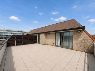 Deze prachtig gerenoveerde penthouse op een toplocatie in Nieuwpoort-Bad, combineert luxe, comfort en een uitzonderlijk uitzicht. Gelegen...