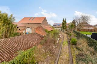<strong>Te renoveren hoeve met tal van mogelijkheden!</strong><br /><br />De woning zelf bestaat uit een bewoonbare oppervlakte van maar liefst 300 m² en beschikt over een gelijkvloers, eerste verdieping en zolderruimte.<br /><br />Achteraan bevinden zich meerdere bijgebouwen.<br /><br />Aan de rechterkant is er een ruime doorgang naar de achterkant van het perceel.<br /><br />Het hoofddak van de woning en het dak van het grootste bijgebouw zijn vernieuwd. <br /><br />De hoeve beschikt over een goede verkeerstechnische ligging t.o.v. scholen, winkels, openbaar vervoer, etc.<br /><br />Interesse? Mail naar laurens@immogve.be of bel naar 0496 07 89 48.